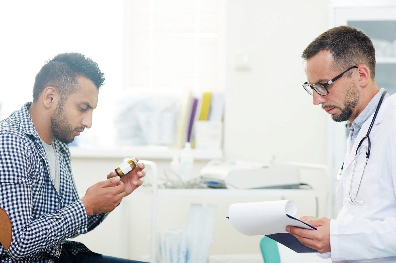 Consulting a doctor can always help out (Image by Pressfoto on Freepik)